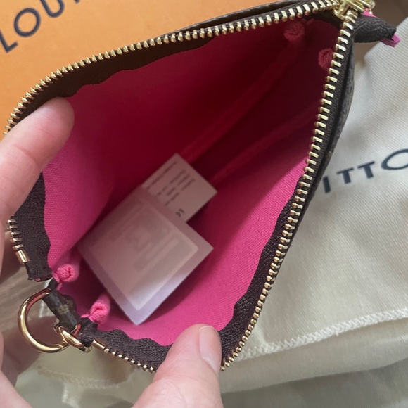 LOUIS VUITTON 2022 VIVIENNE
CHRISTMAS MINI POCHETTE - Picture 2 of 3